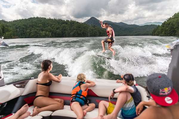 2016-23LSV_lifestyle-wakesurf_lowres